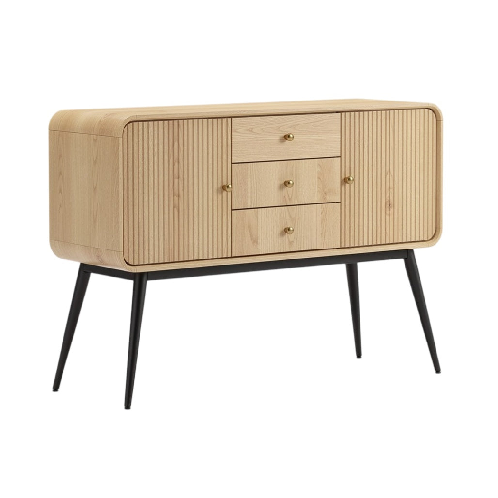 **Technische titel in het Nederlands: Moderne houten dressoir met zwarte poten en gestructureerde deuren**